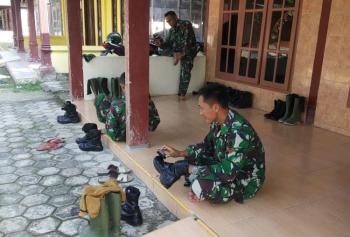  Tetap Jaga Kerapian, Anggota Satgas TMMD Bojonegoro Rutin Semir Sepatu